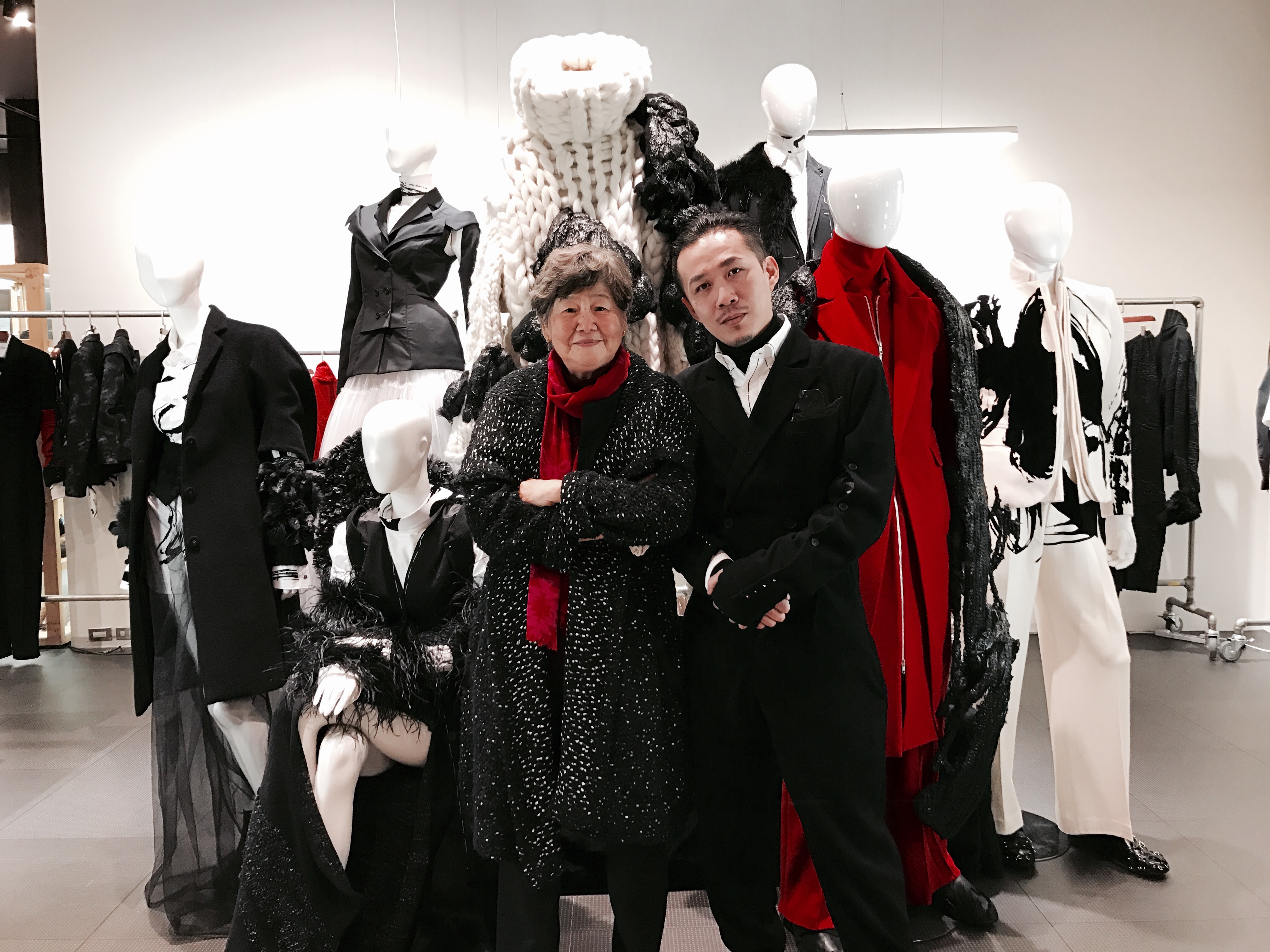 周裕穎書法翻玩西服 3/16-3/31 AXES限定特展 誠品生活、 AXES、 周裕穎、 Just In Case、 董陽孜