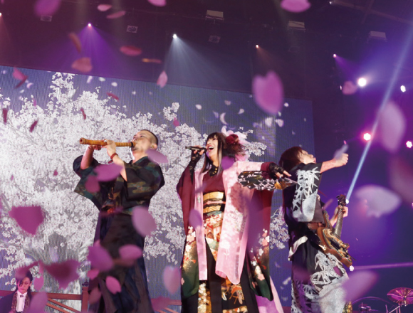 和樂器樂團新年演唱會吸引到了約15,000人前來！ 新專輯四季彩ＭＶ公開。 樂團、四季彩