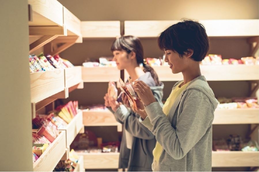睡前常常偷吃東西嗎？讓你與零食睡在一起的青年旅舍來了！ 日本、福岡、旅店、TRIP POD FUKUOKA–snack & bed、零食、和菓子、青年旅舍、背包客、Wondershow