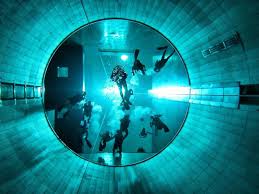 泳池深深深幾許，12層樓深的世界泳池讓你一甩暑假的炎熱暑氣！ 世界最深泳池，游泳池，40Y飯店，最深，40米，Emanuele Boaretto