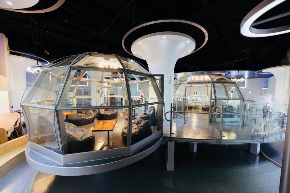 在宇宙星空下浪漫閱讀！被星斗所圍繞的圖書館─林口東勢圖書館 圖書館、新北市、林口、星空圖書館、林口東勢圖書館、東勢閱覽室、科技感、未來感、閱讀、Wondershow